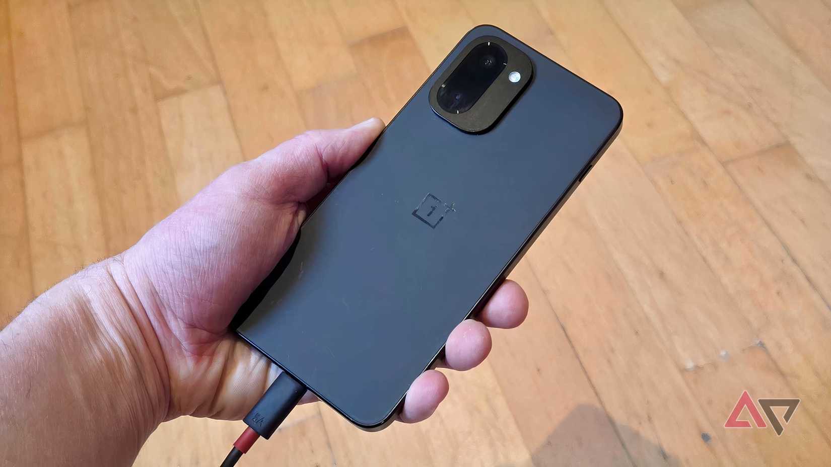 O OnePlus 15R na mão de um homem