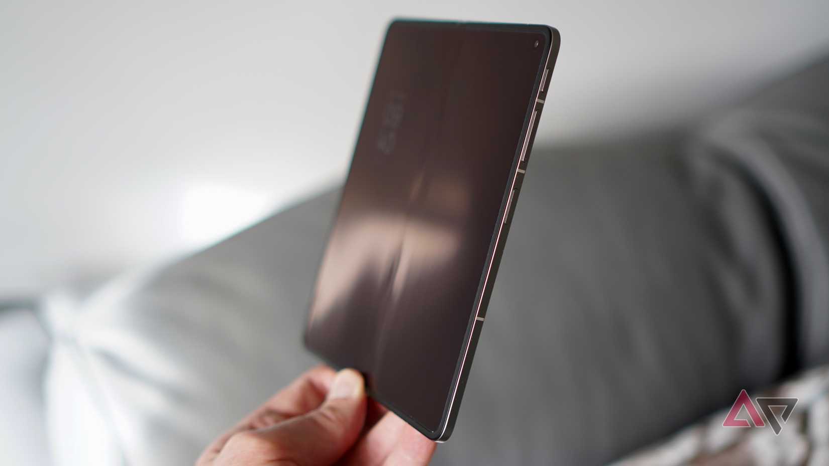 Um Oppo Find N6 aberto lateralmente