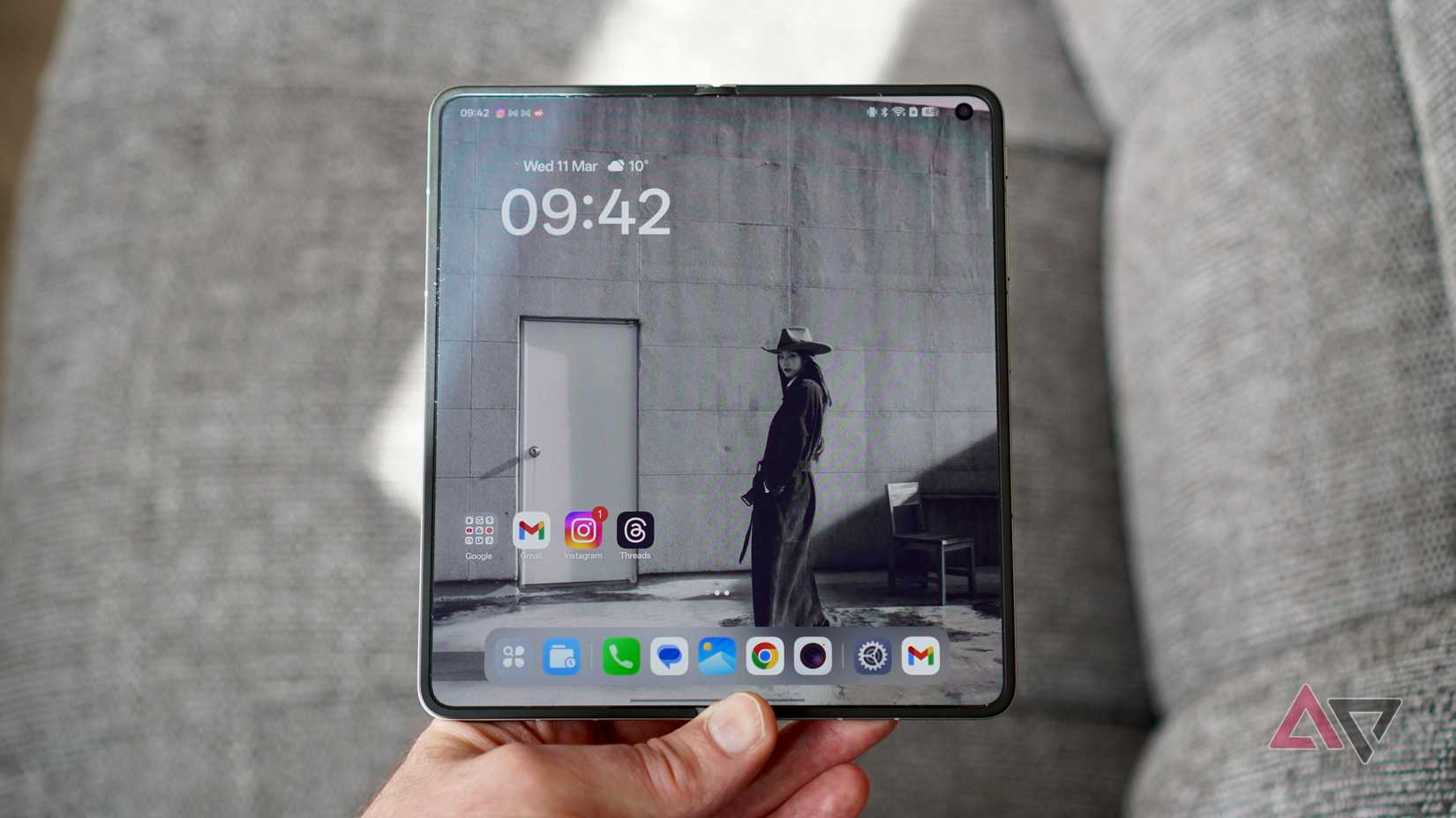 Uma pessoa segurando um Oppo Find N6 aberto