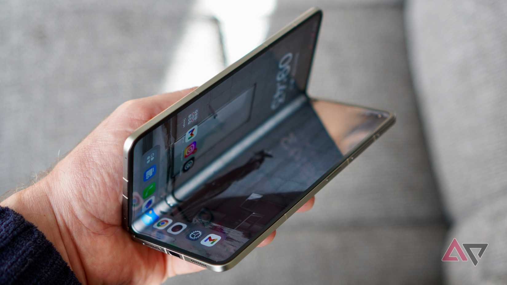 Um Oppo Find N6 meio fechado