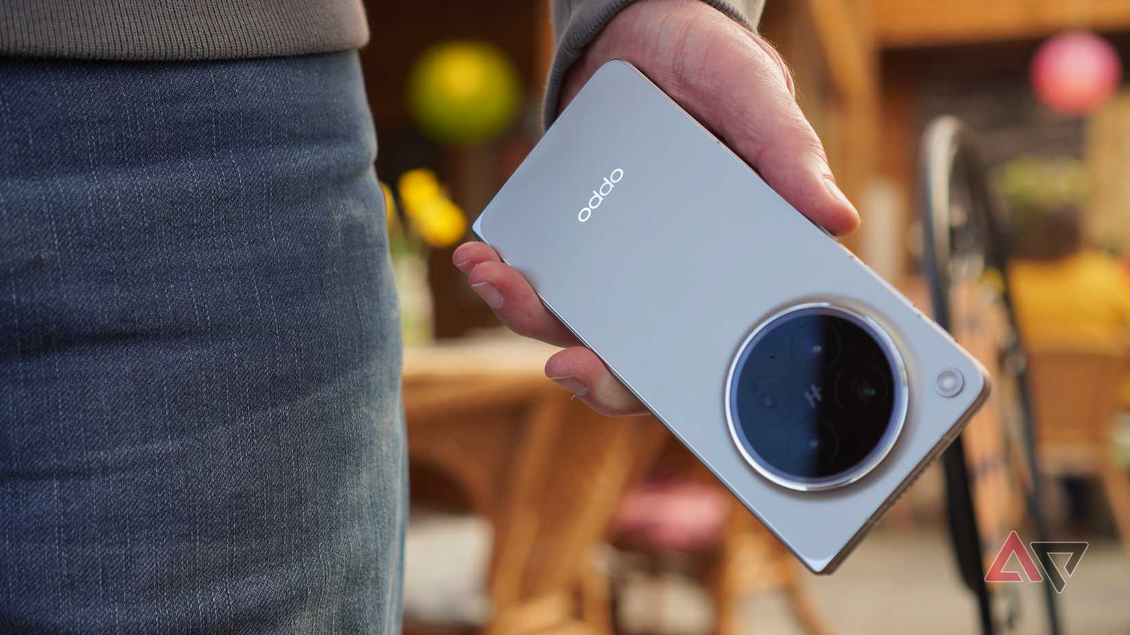 A person holding the Oppo Find N6