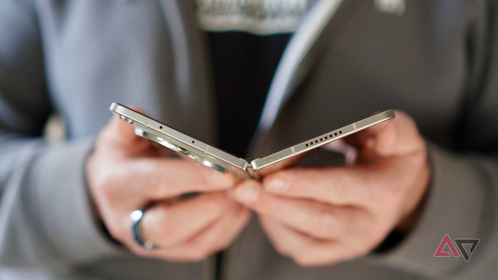 Opening the Oppo Find N6