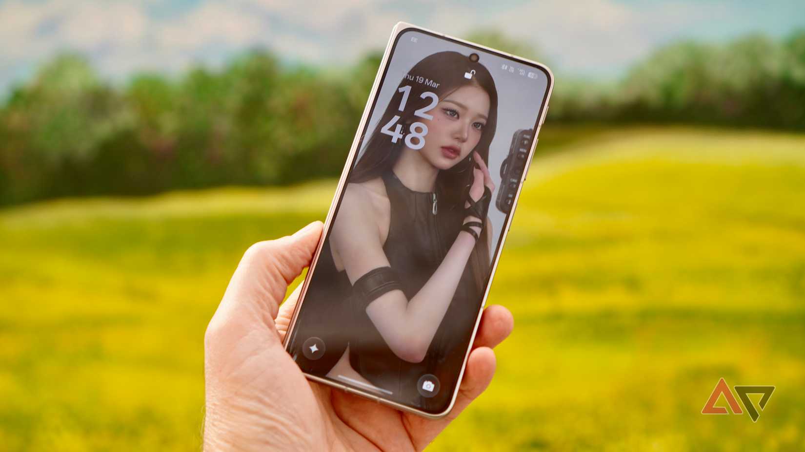 A person holding the Oppo Find N6