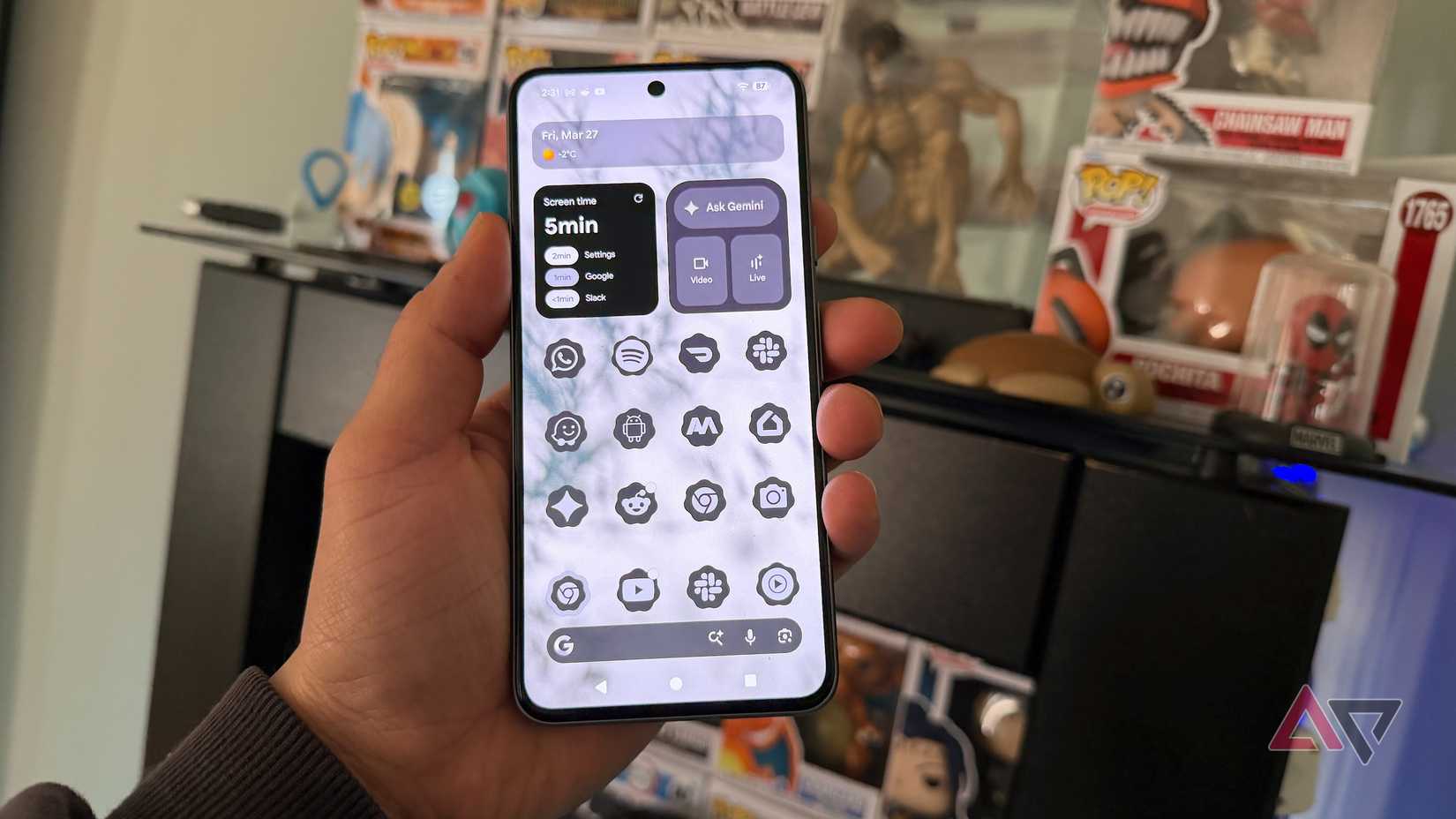 An image highlighting the Pixel Launcher home screen with no app icon names.