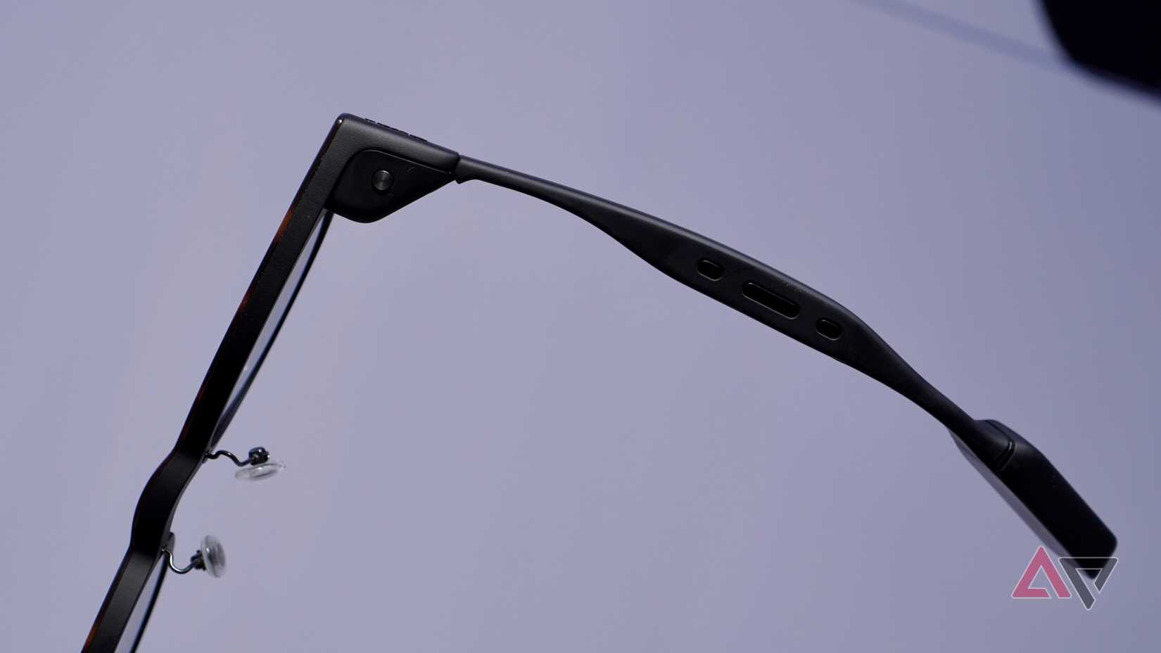 Il design del braccio degli occhiali Qwen AI