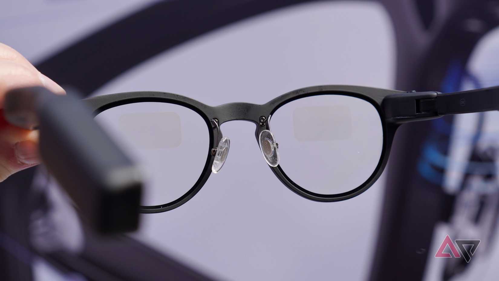 Le montature sottili degli occhiali Qwen AI