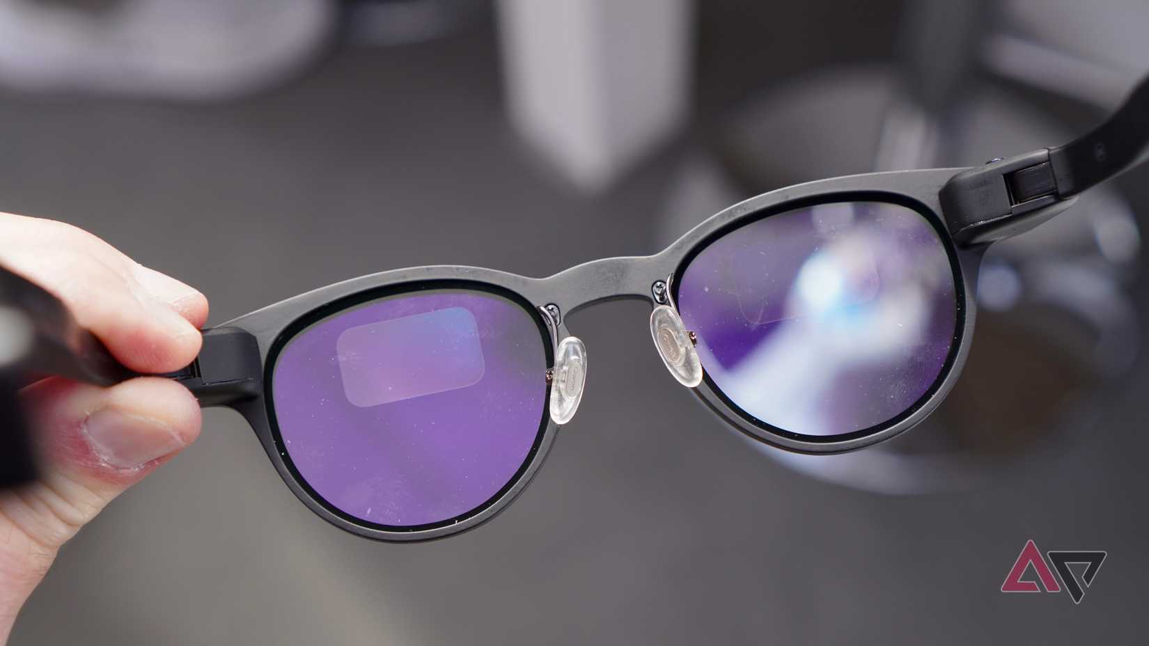 Gli schermi nelle lenti degli occhiali Qwen AI