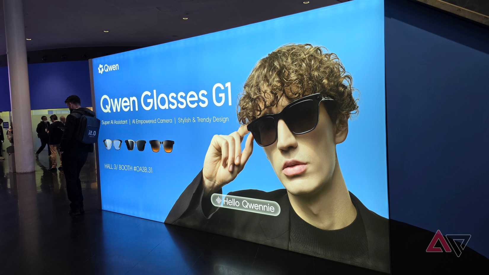 Un banner pubblicitario per gli occhiali Qwen AI al MWC 2026