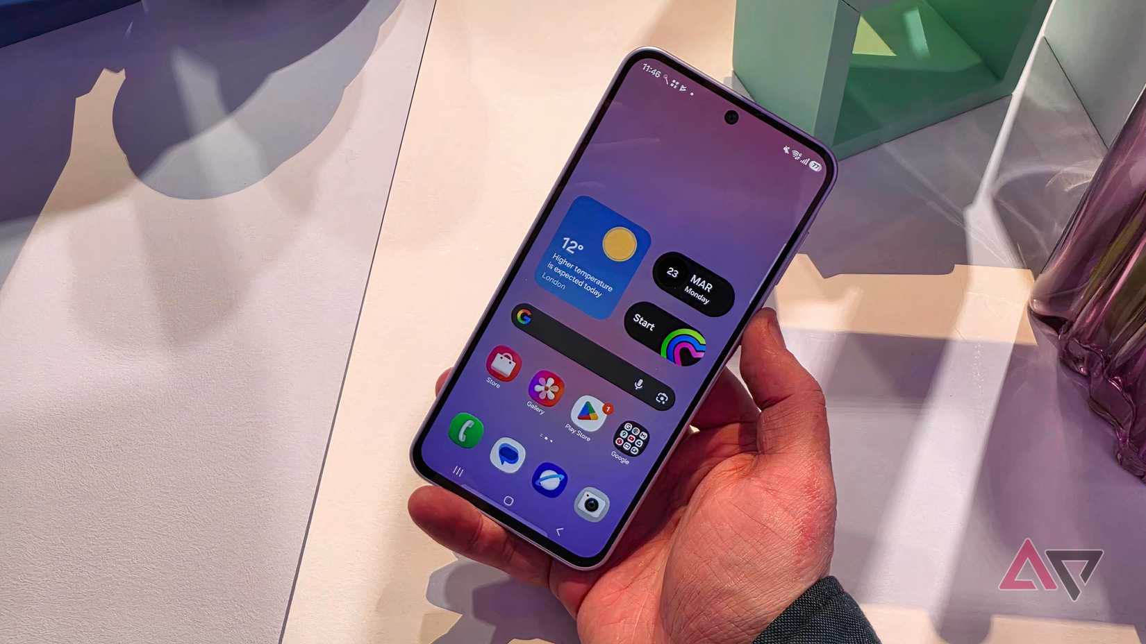 O Samsung Galaxy A37 na mão de um homem, mostrando sua tela inicial.