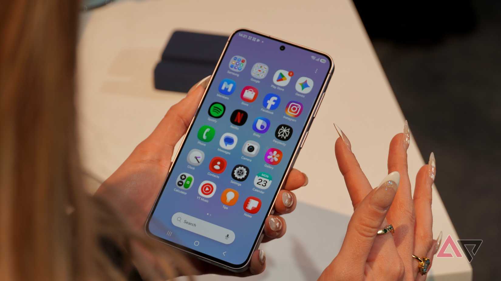 Uma pessoa usando o Samsung Galaxy A57