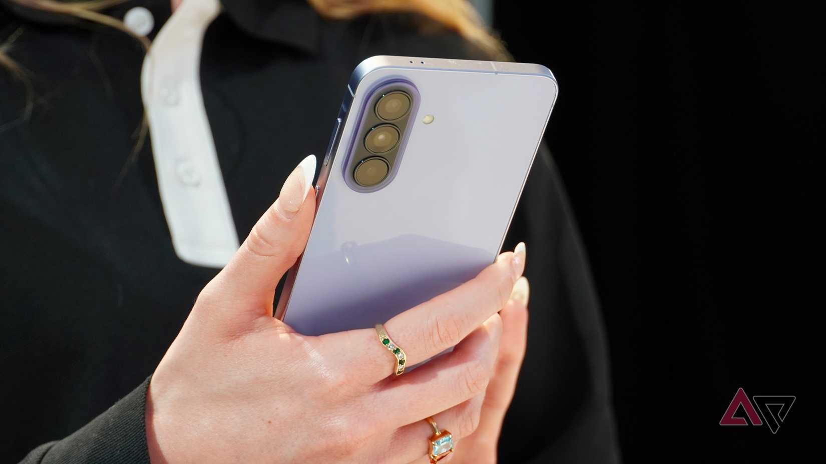Uma pessoa segurando o Samsung Galaxy A57