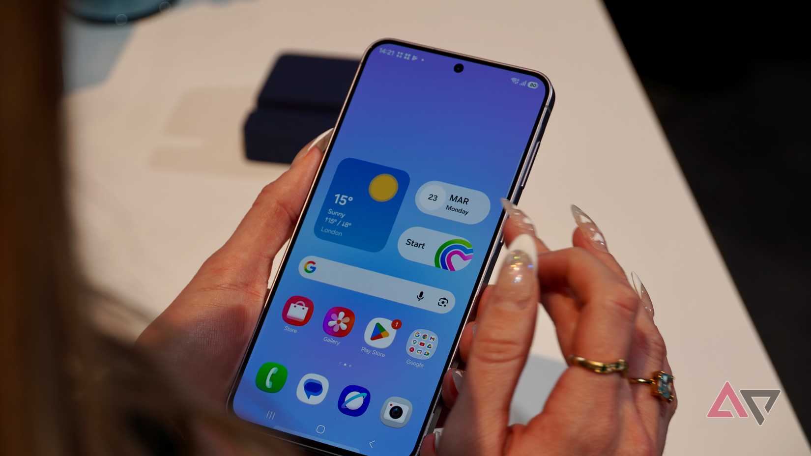 Uma pessoa usando o Samsung Galaxy A57