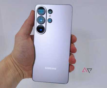 O modelo prateado Samsung Galaxy S26 Ultra na mão de um homem.