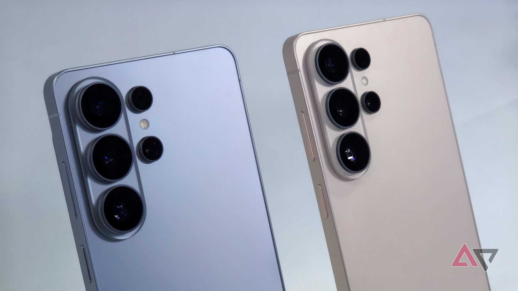 Dois modelos Samsung Galaxy S26 Ultra um ao lado do outro, nos modelos rosa e prata.