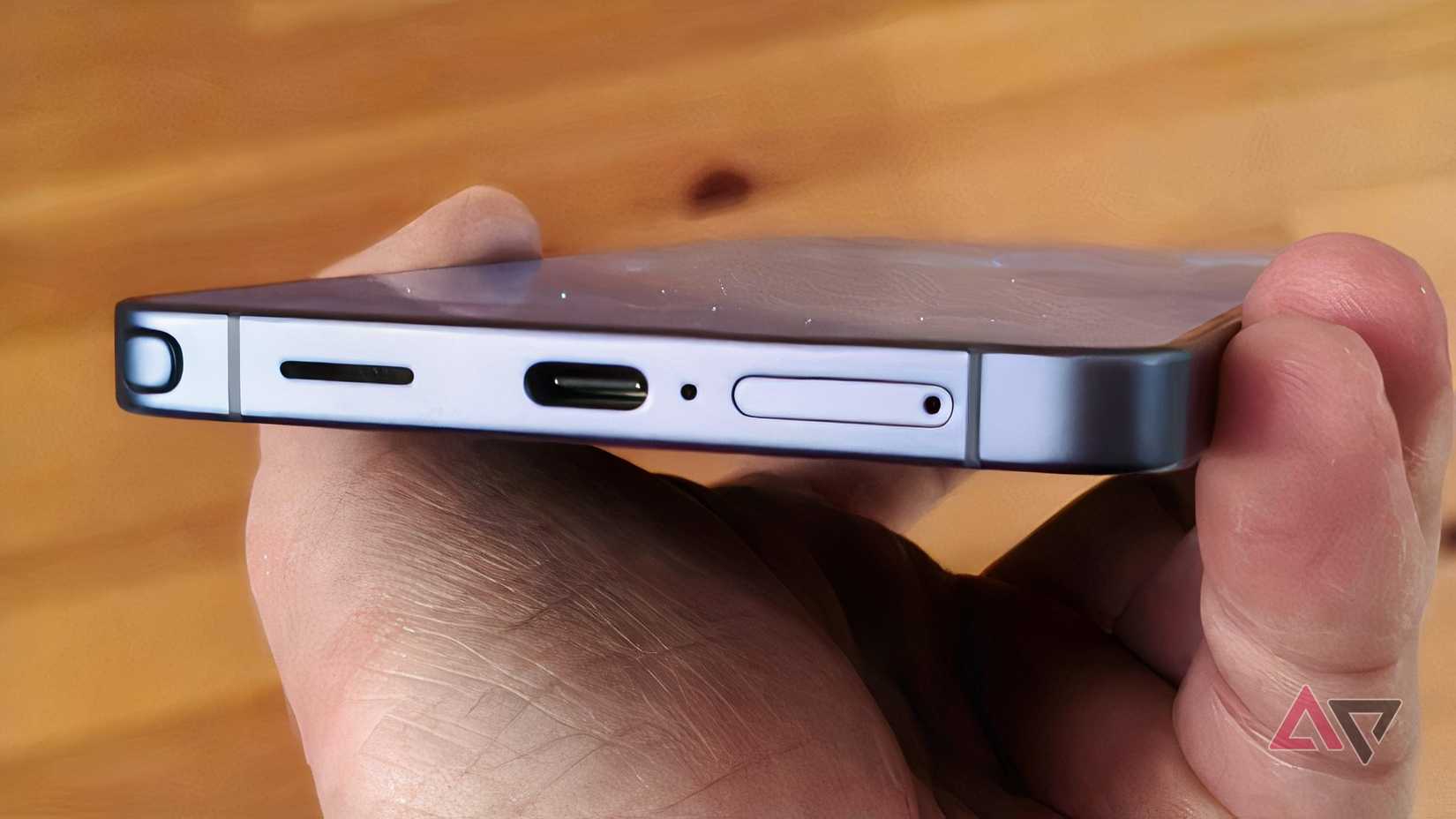 A porta de carregamento do Samsung Galaxy S26 Ultra.