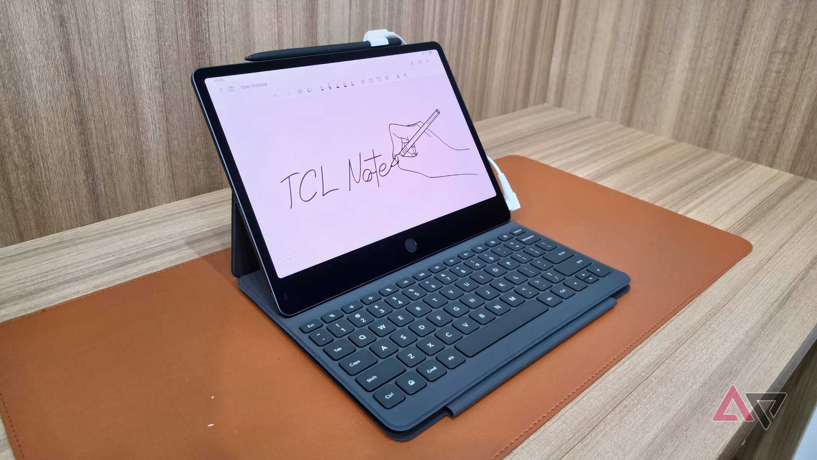 O TCL Tab A1 NXTPAPER em um fólio de teclado sobre uma mesa de madeira.