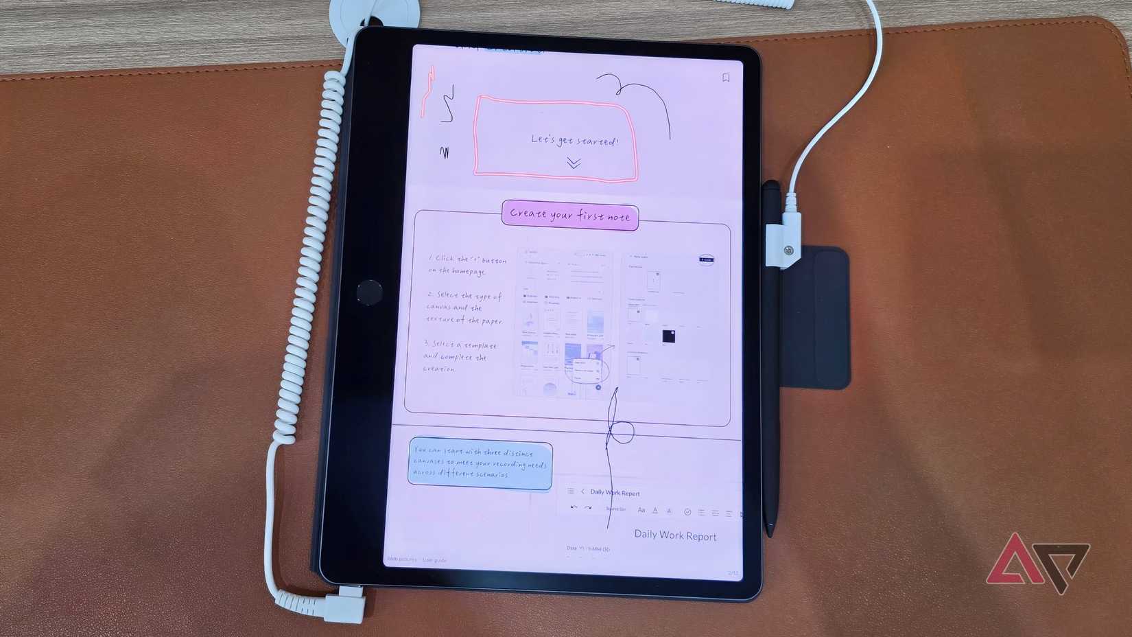 O TCL Tab A1 NXTPAPER em um fólio de teclado sobre uma mesa de madeira.