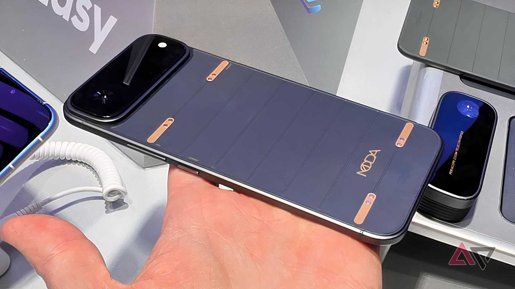 O Tecno Modular Phone na mão de um homem.