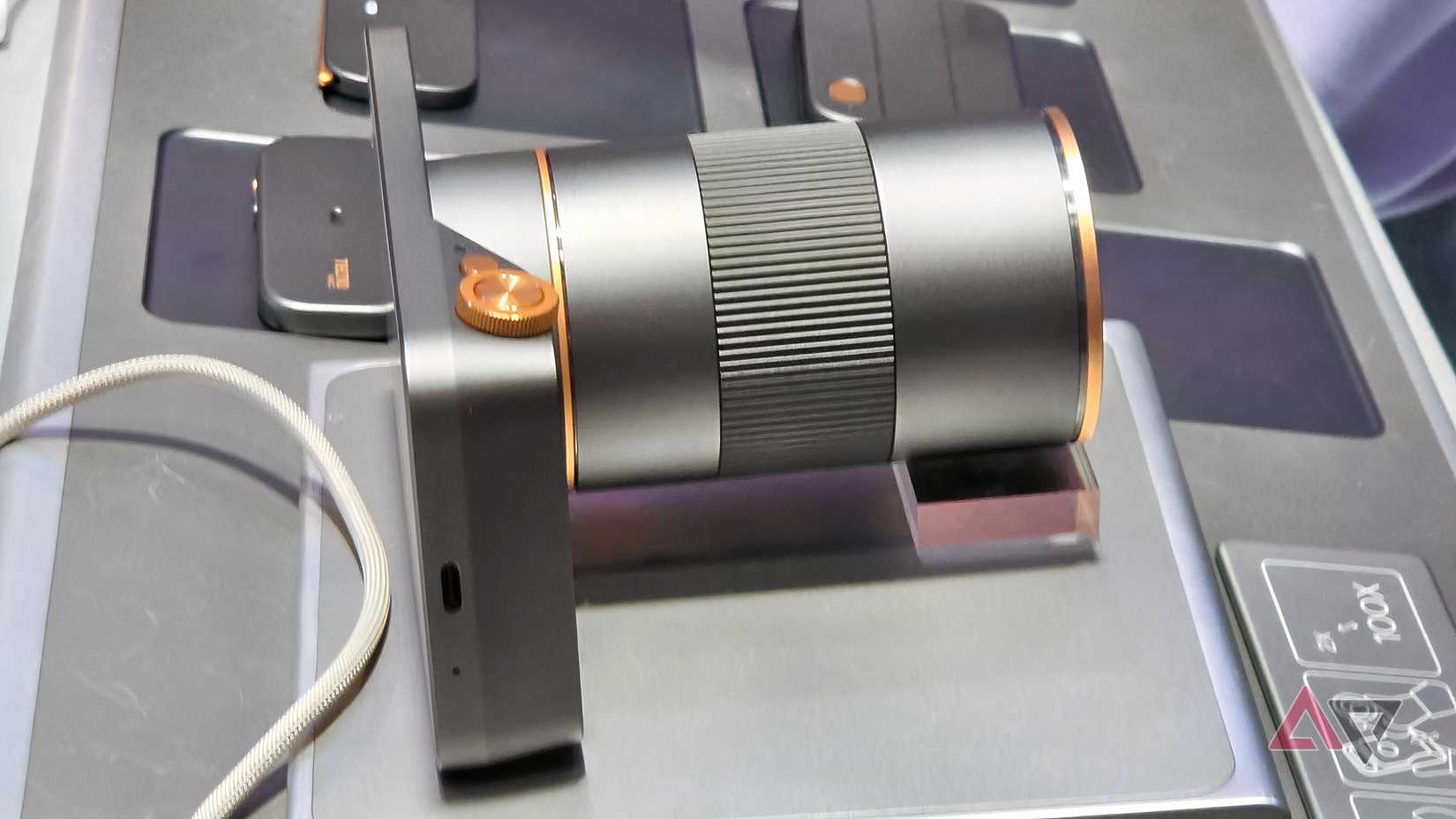 O Tecno Modular Phone com seu módulo de câmera, sobre uma mesa.