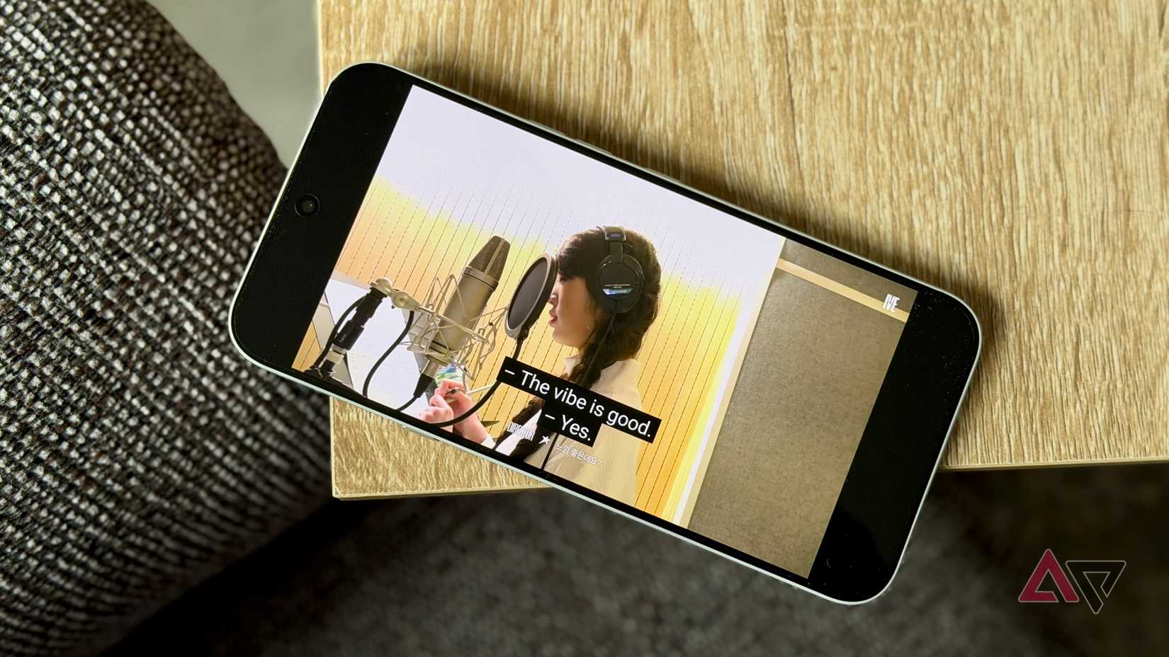 Um vídeo do YouTube sendo reproduzido em um telefone