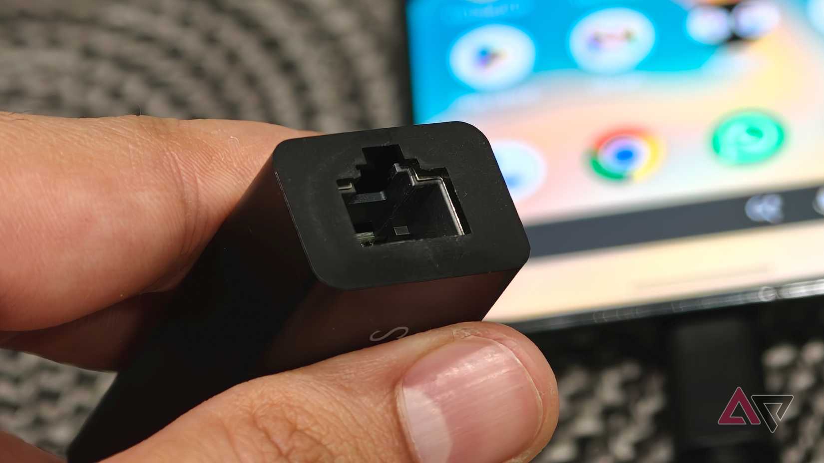 Close da porta do adaptador USB para Ethernet usada com telefone Android