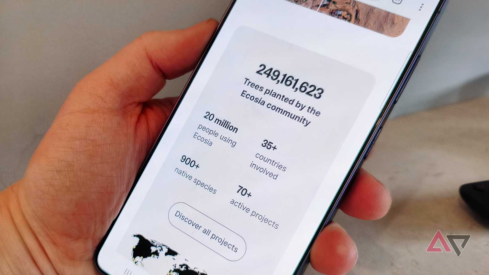 Um Samsung Galaxy S26 Ultra no navegador Ecosia, mostrando sua página de estatísticas.