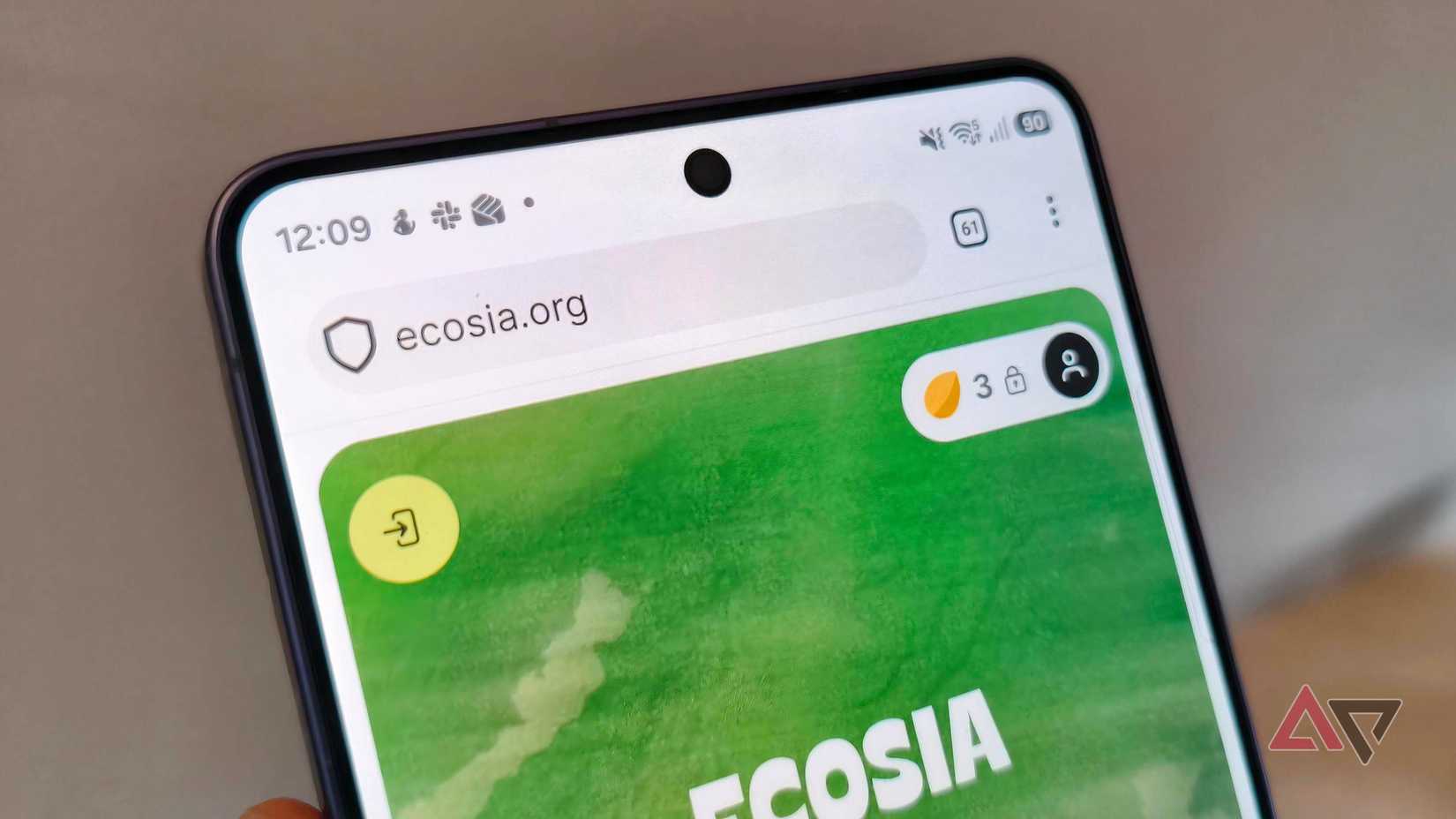 Um Samsung Galaxy S26 Ultra no navegador Ecosia, mostrando a página inicial do navegador.