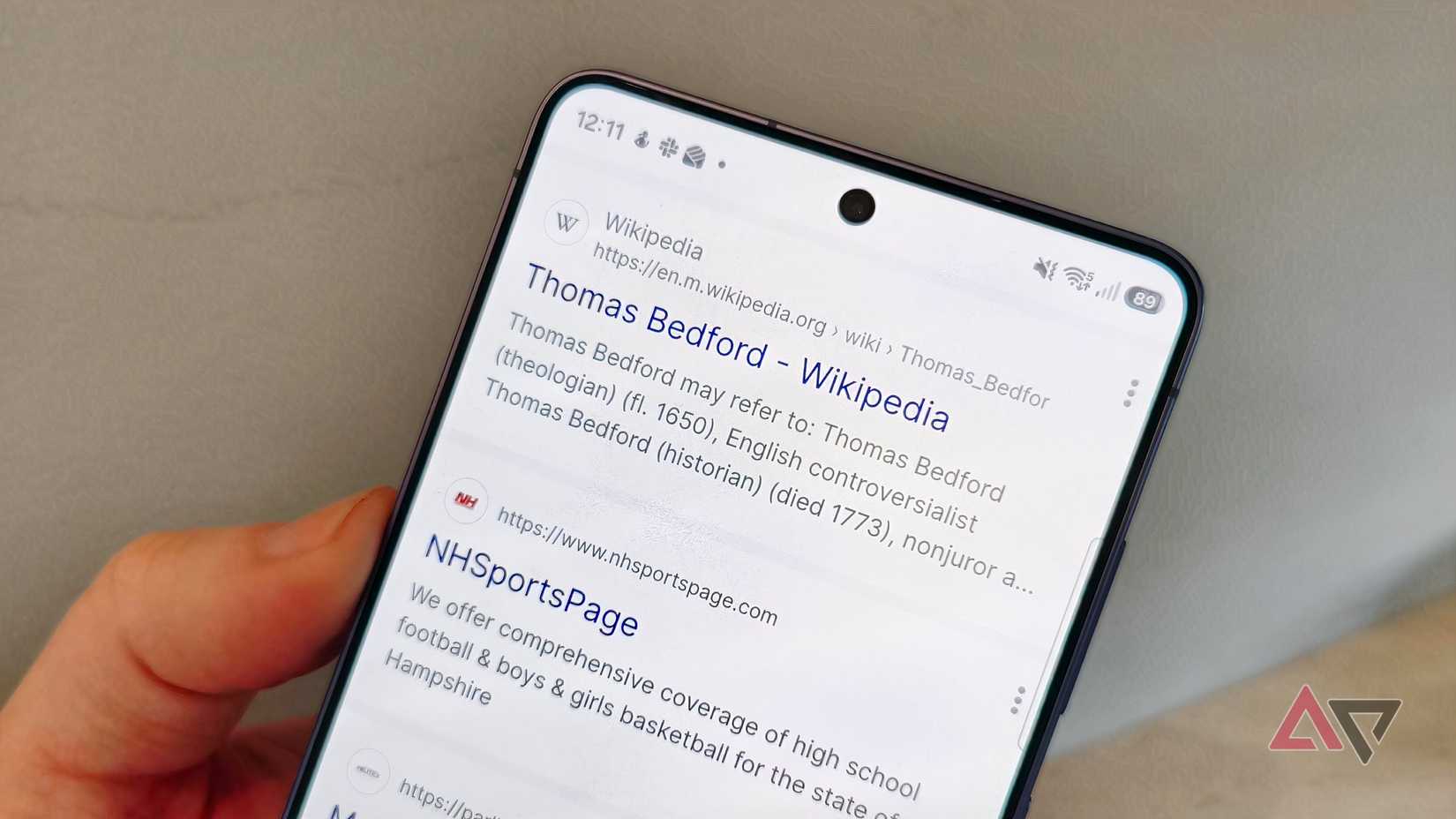 Um Samsung Galaxy S26 Ultra no navegador Ecosia, mostrando os resultados da pesquisa.