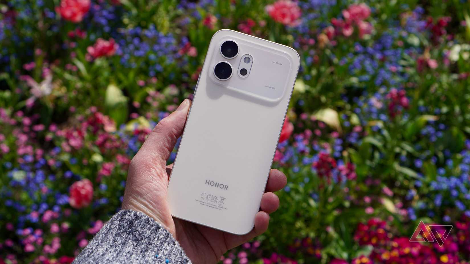 A person holding the Honor 600