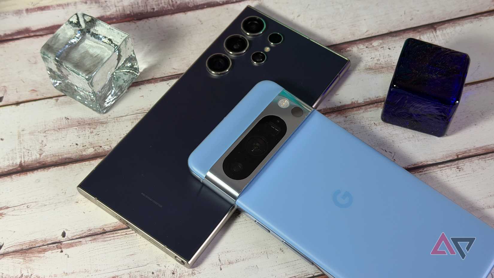 Samsung Galaxy S24 Ultra embaixo de um Pixel 8 Pro