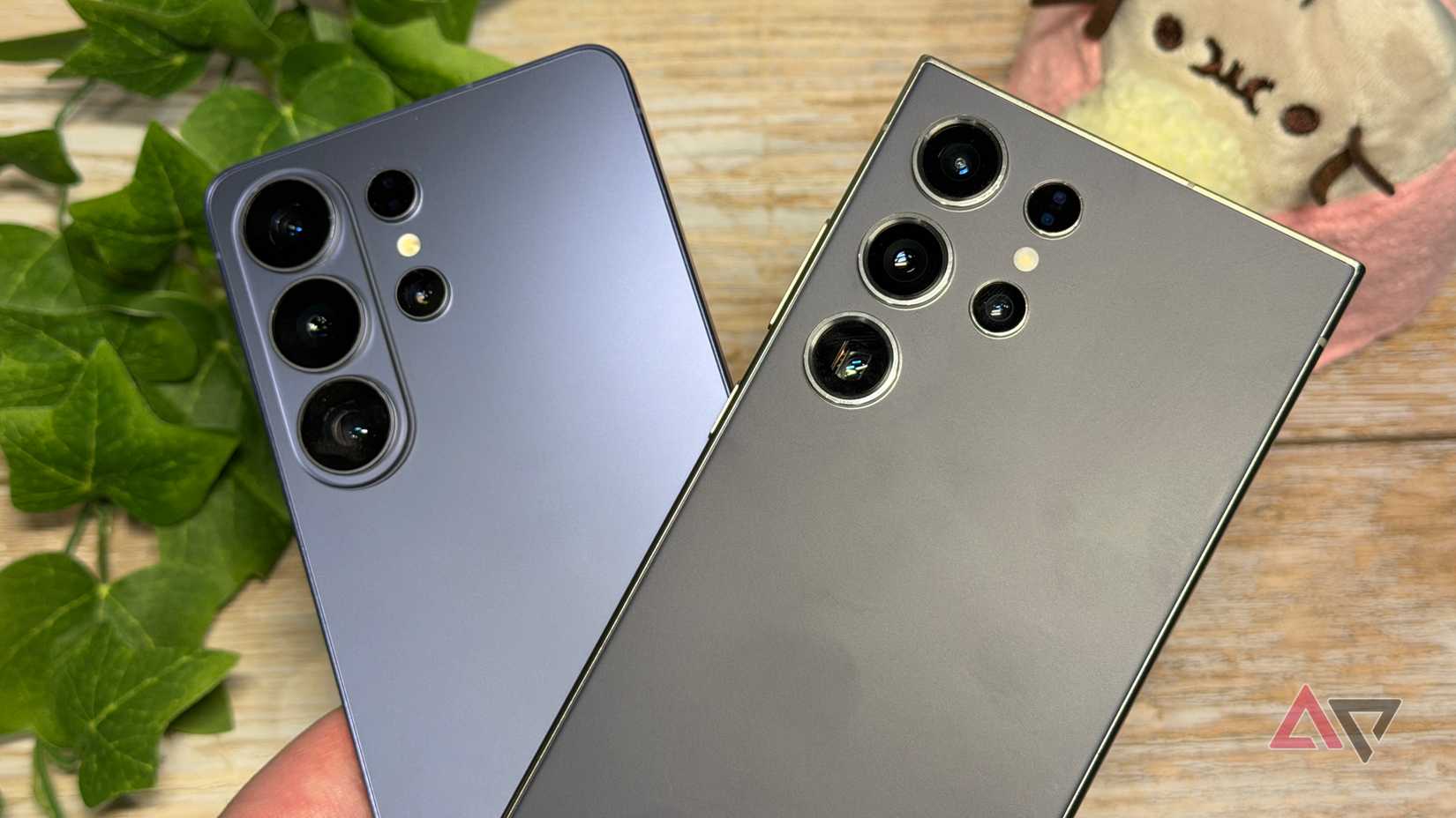 Samsung Galaxy S26 Ultra e Galaxy S24 Ultra ao lado de uma pelúcia