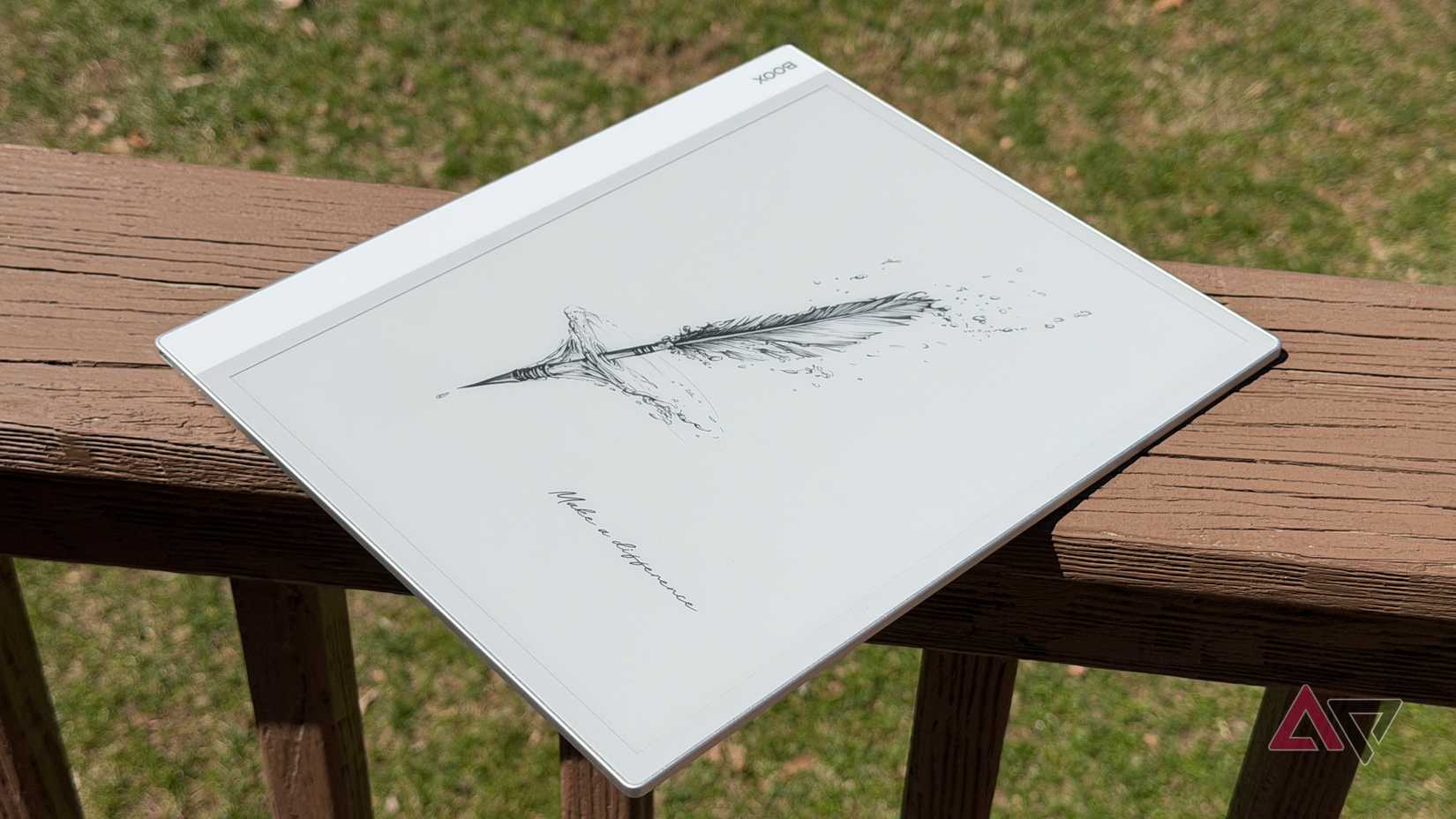 Boox Go Max sentado em um deck