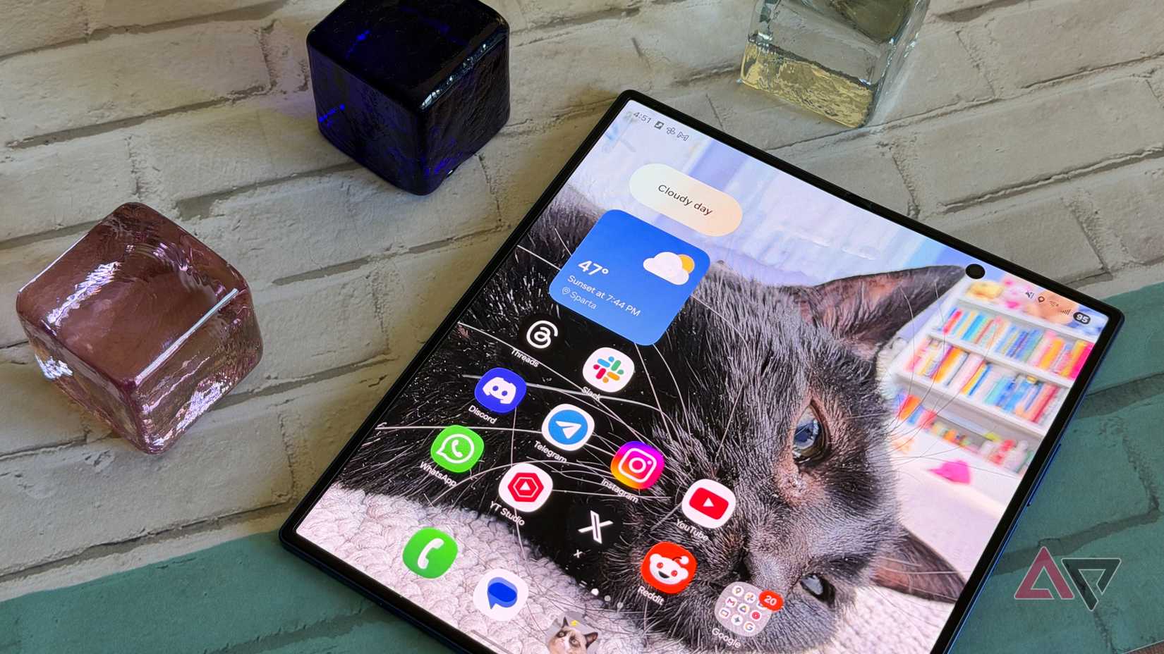 Samsung Galaxy Z Fold 7 com papel de parede de gato