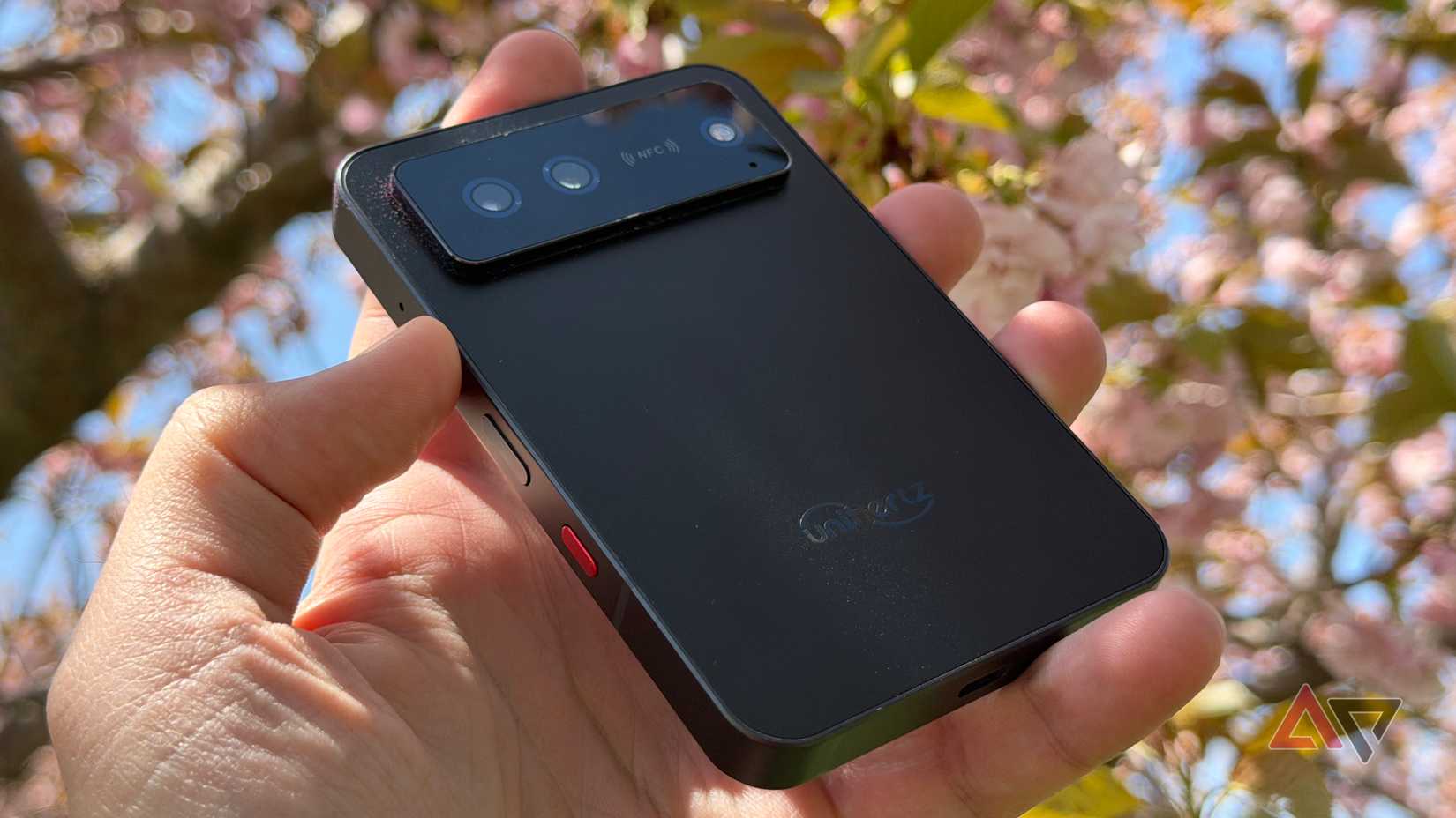 Parte traseira do Unihertz Titan 2 Elite contra uma flor de cerejeira