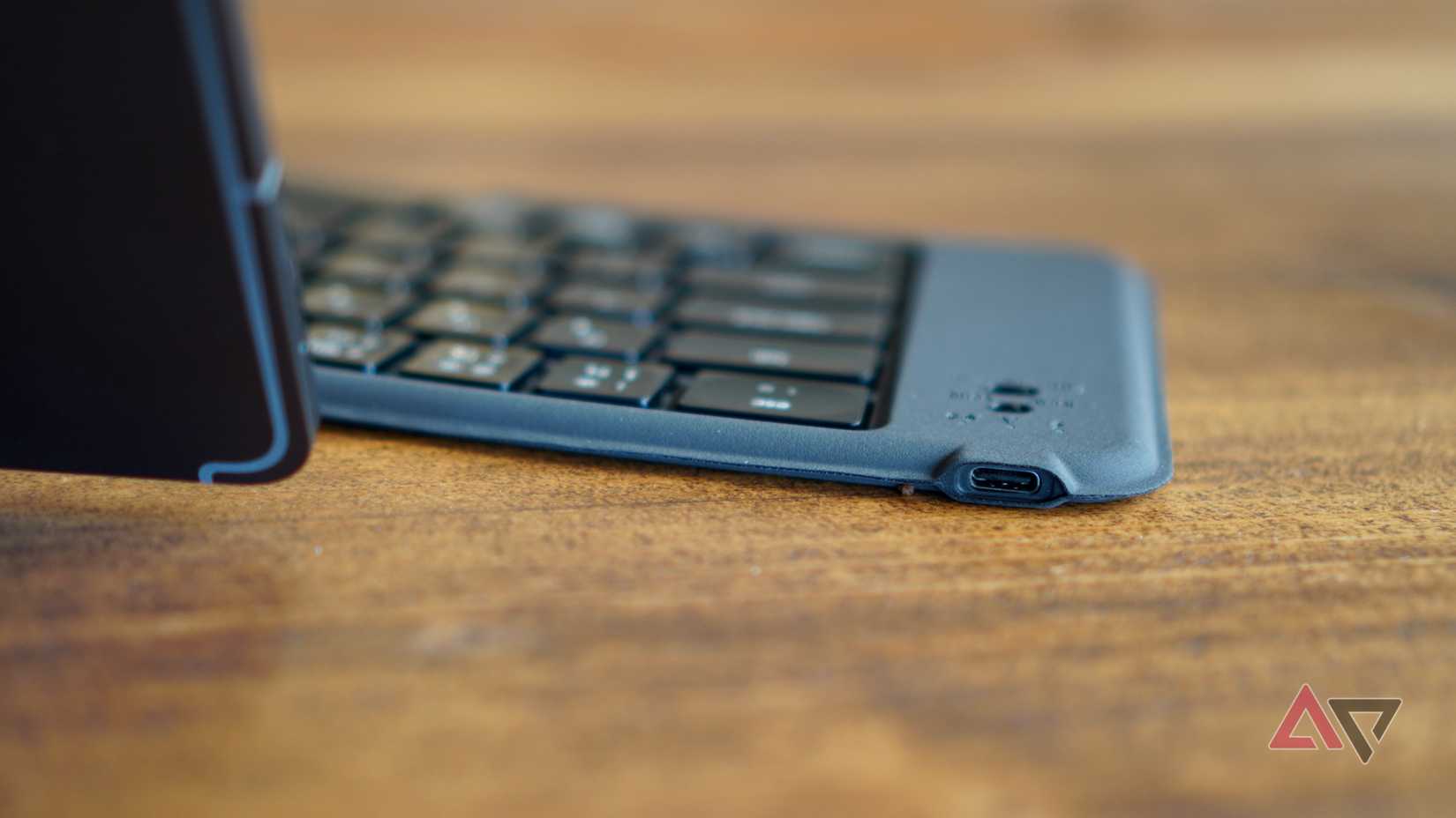 A porta USB do Keychron B11 Pro