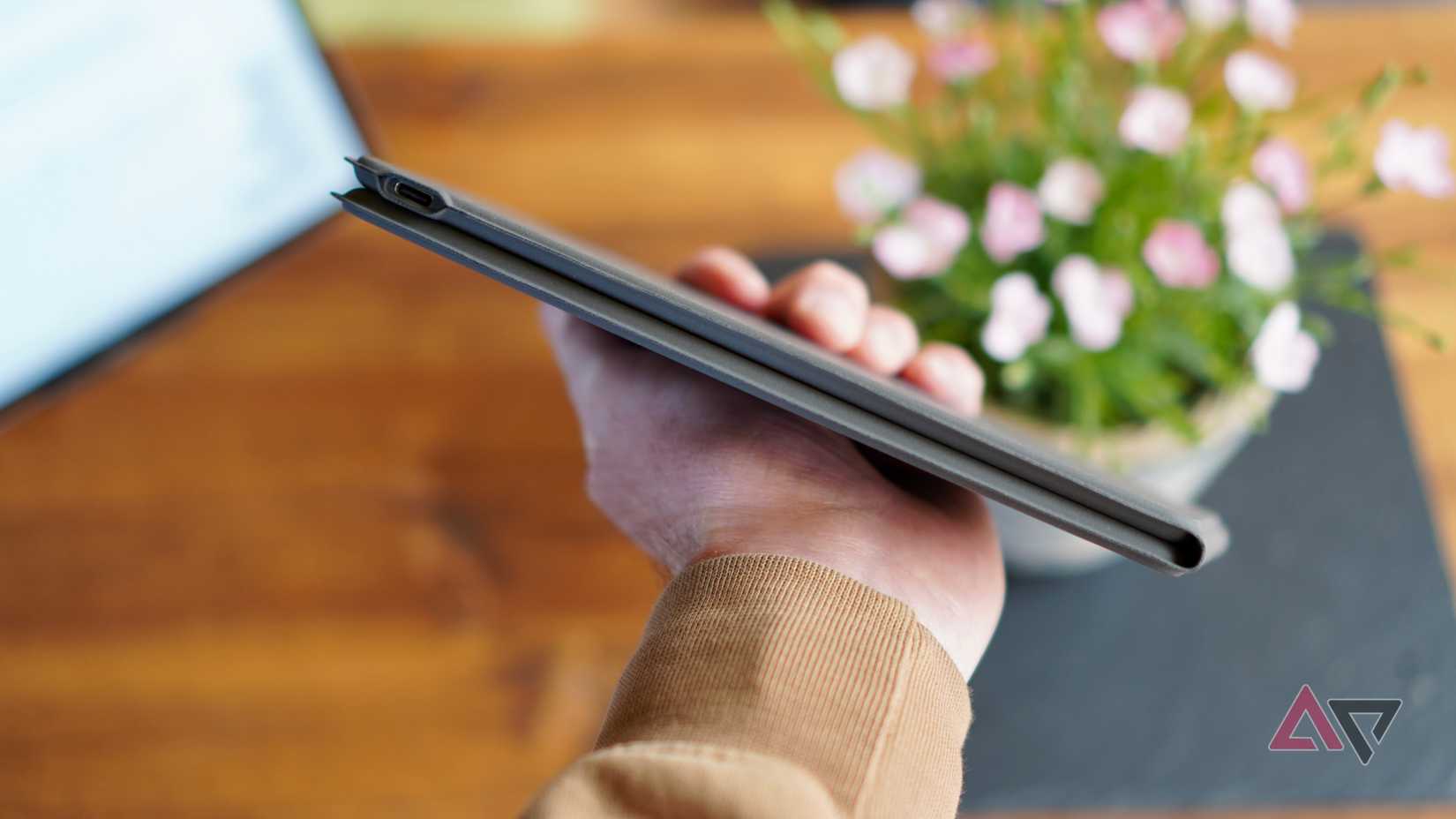 Uma pessoa segurando o Keychron B11 Pro fechado