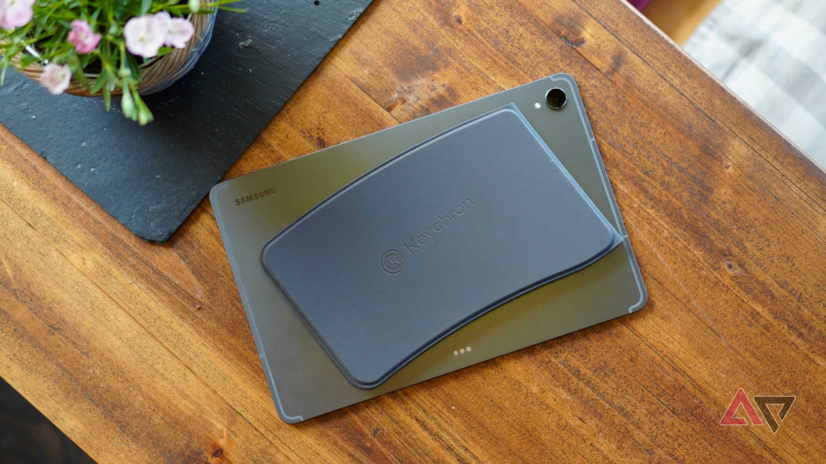 O Keychron B11 Pro fechado em um tablet Samsung