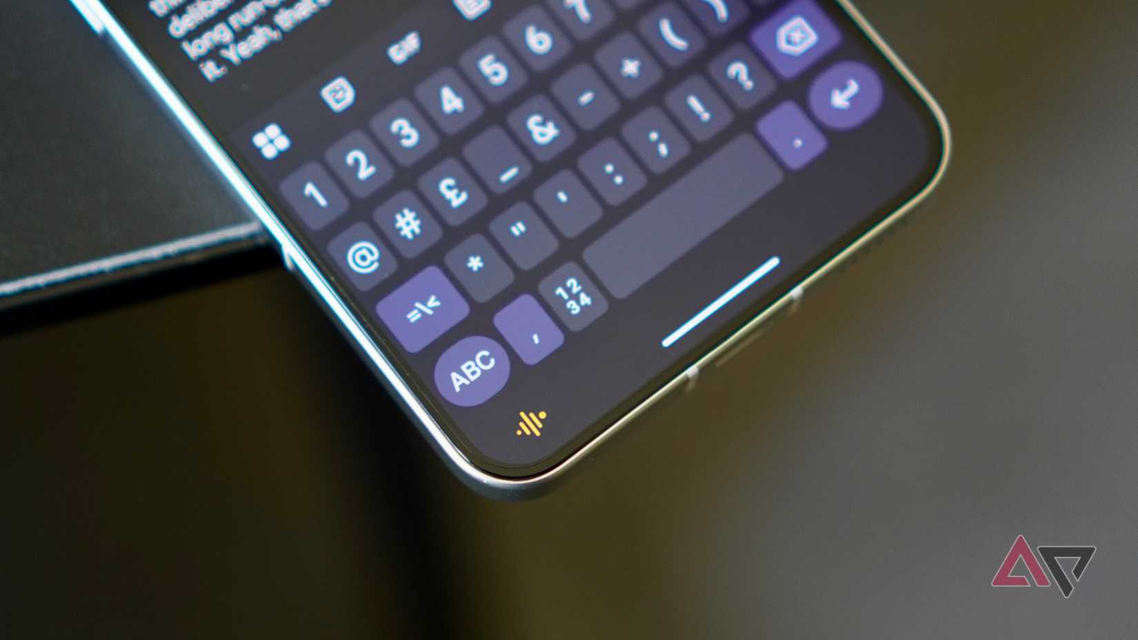 O ícone de voz do Nothing Essential