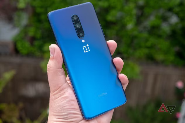 Uma mão segurando o OnePlus 7 Pro
