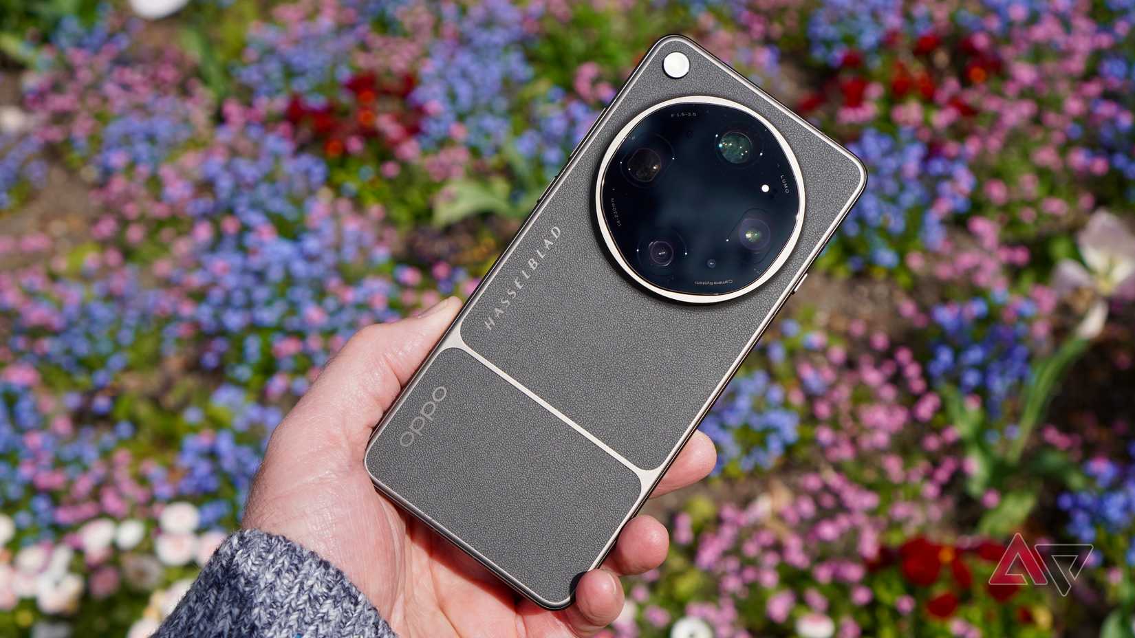 Uma pessoa segurando o Oppo Find X9 Ultra
