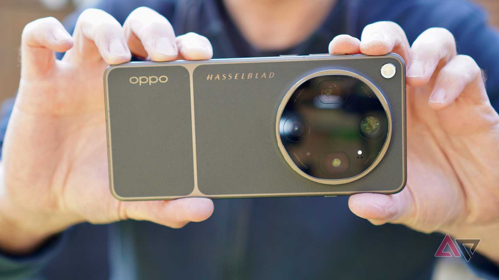 Uma pessoa segurando o Oppo Find X9 Ultra