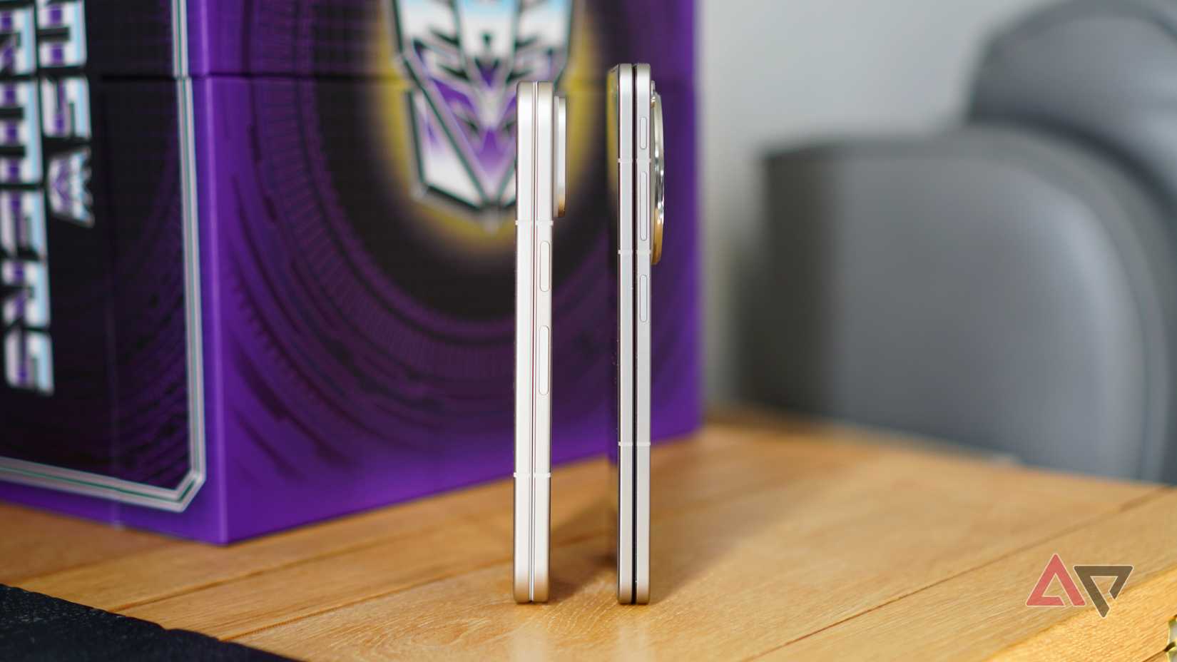 A lateral do Google Pixel 9 Pro Fold e Oppo Find N6 fechados