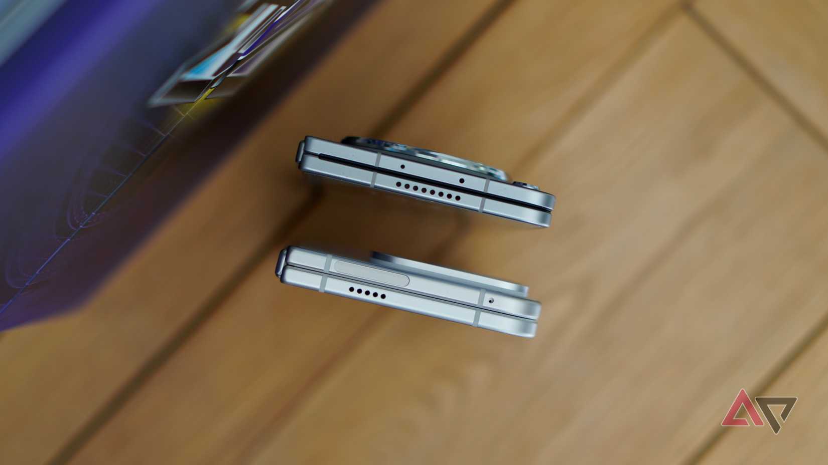 O Google Pixel 9 Pro Fold e Oppo Find N6 de cima para baixo