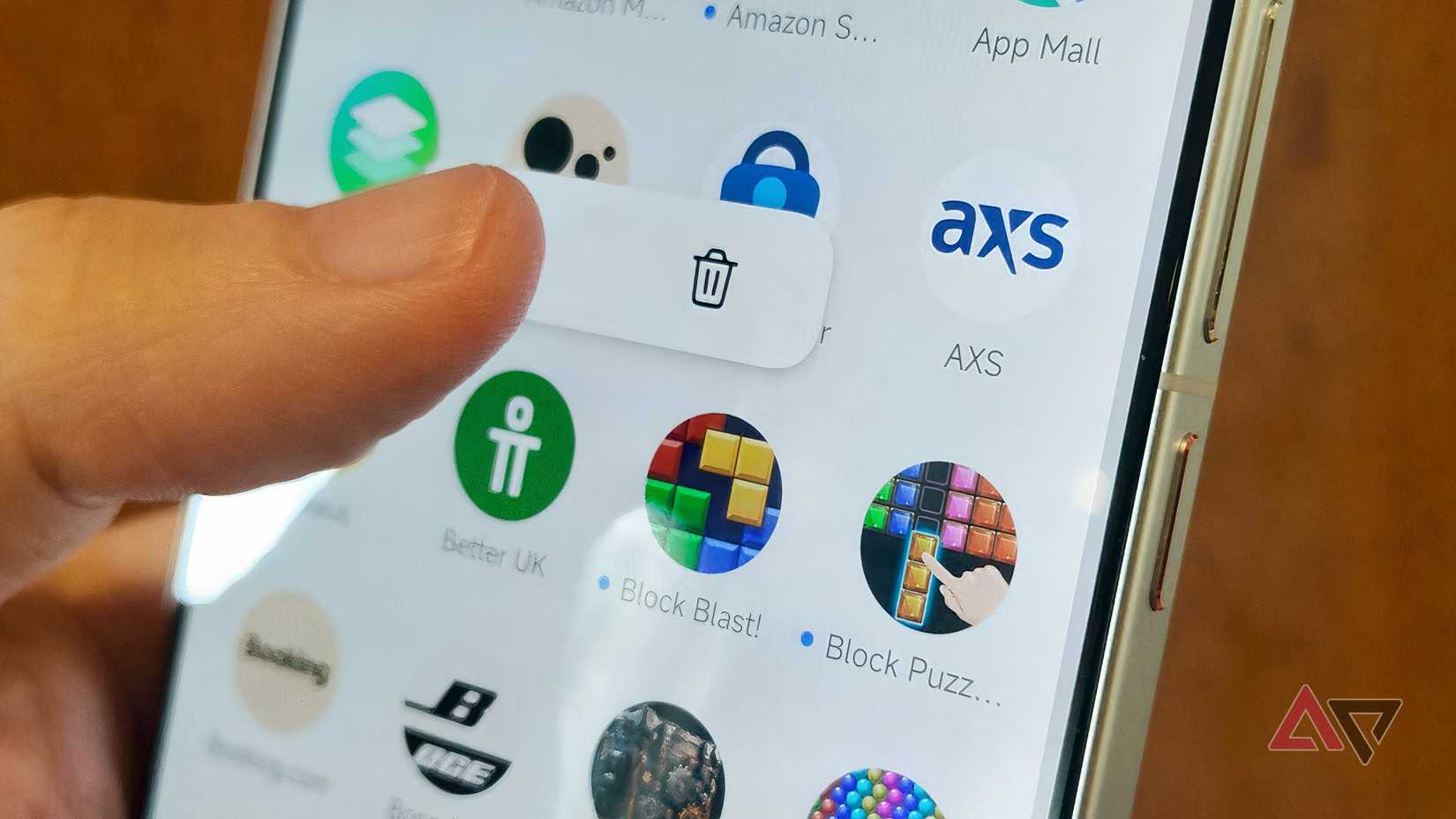 O menu do Poco X8 Pro Max, mostrando um Block Blast! aplicativo prestes a ser excluído.