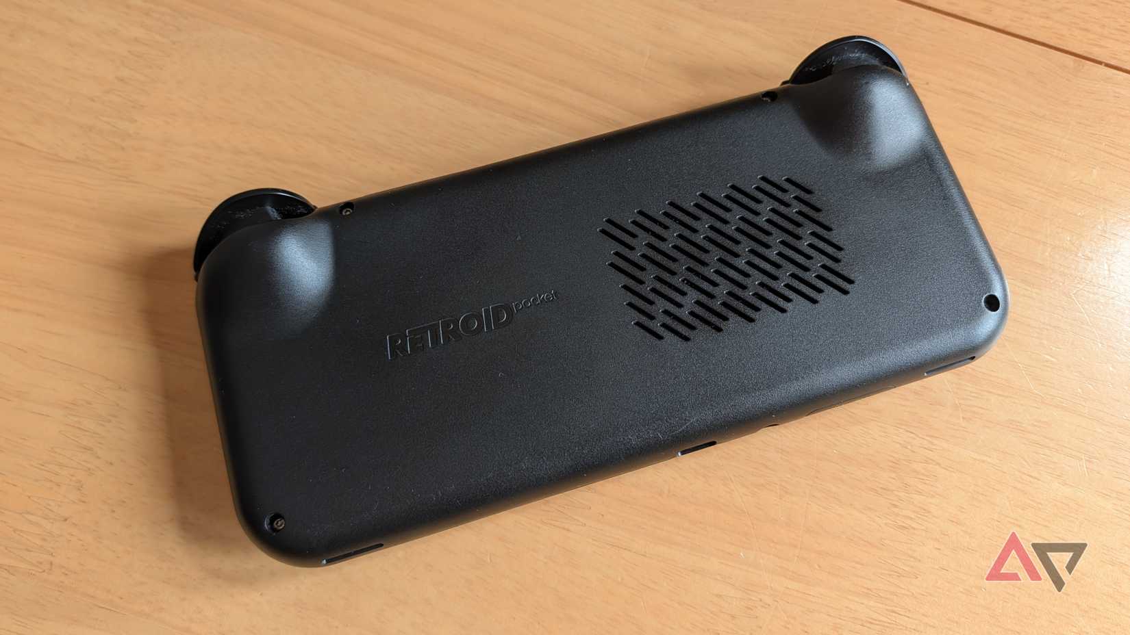 A parte traseira do Retroid Pocket 4 Pro.