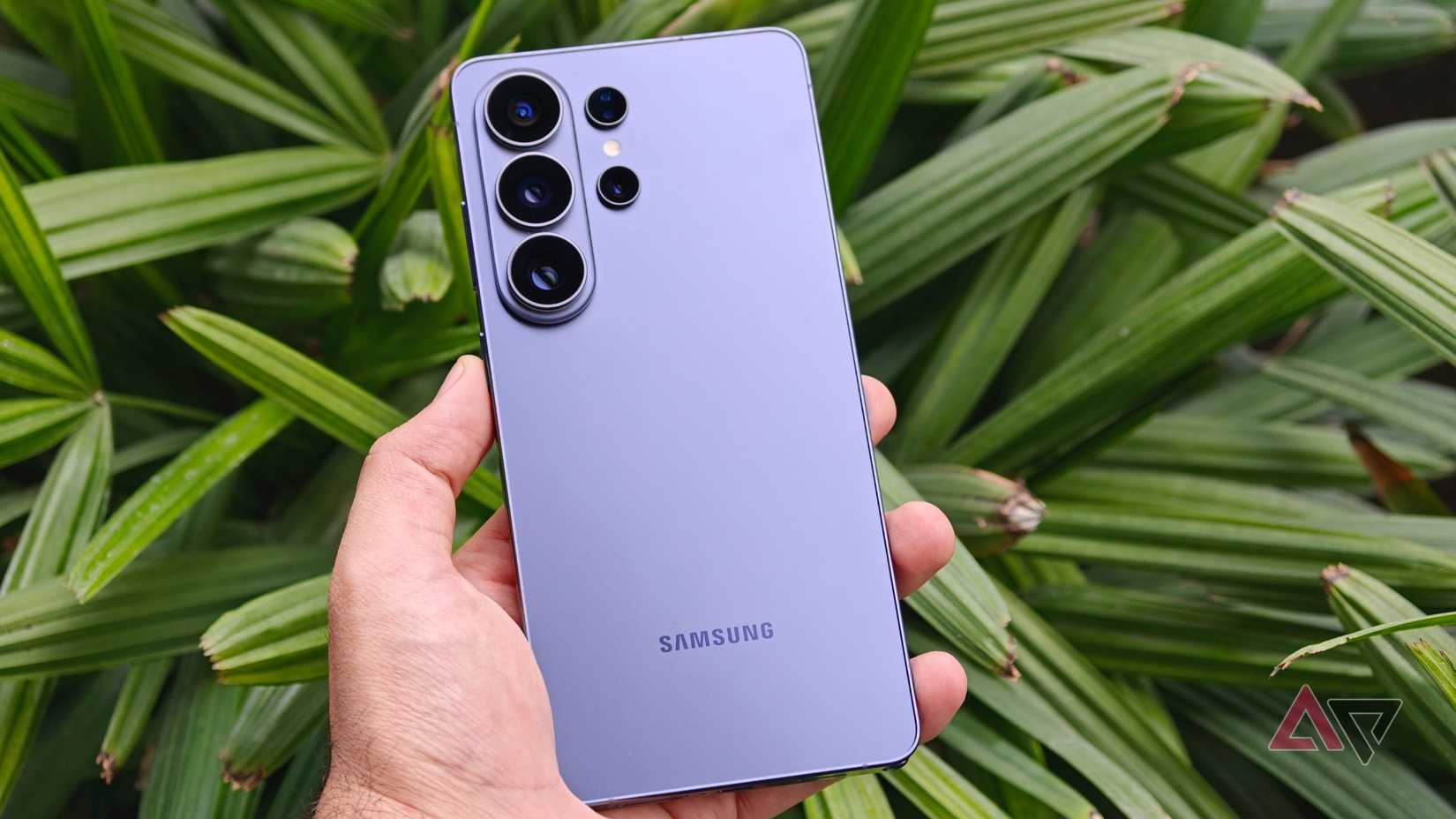 Samsung Galaxy S26 Ultra em frente a folhas verdes