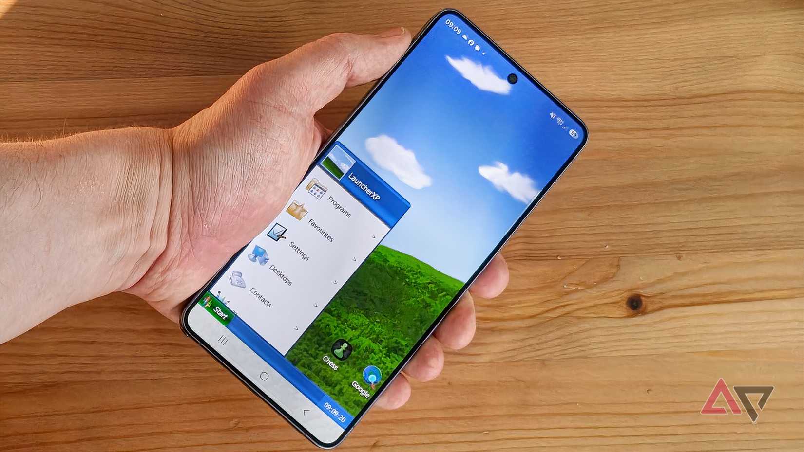 O Samsung Galaxy S26 Ultra com o iniciador Launcher95 executando o tema XP.