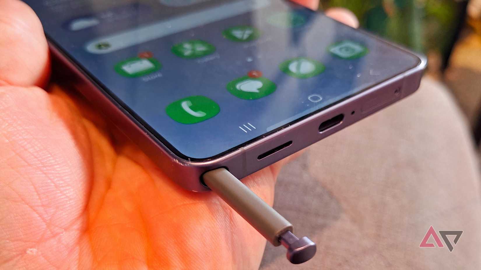 O Samsung Galaxy S26 Ultra com sua S Pen saindo do slot.