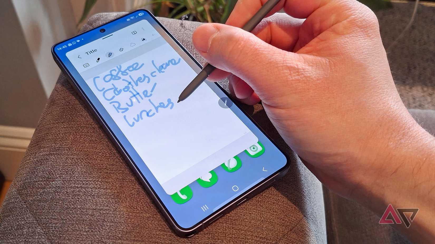 O Samsung Galaxy S26 Ultra com alguém escrevendo uma lista de compras usando a S Pen.