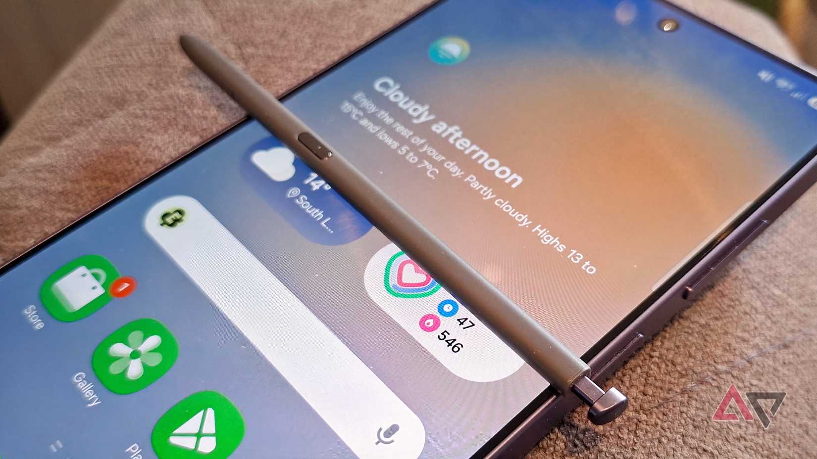 O Samsung Galaxy S26 Ultra com a S Pen pendurada nele.